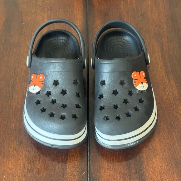 Koala Kids Size 9 toddler Crocs in Black/White - Picture 4 of 8